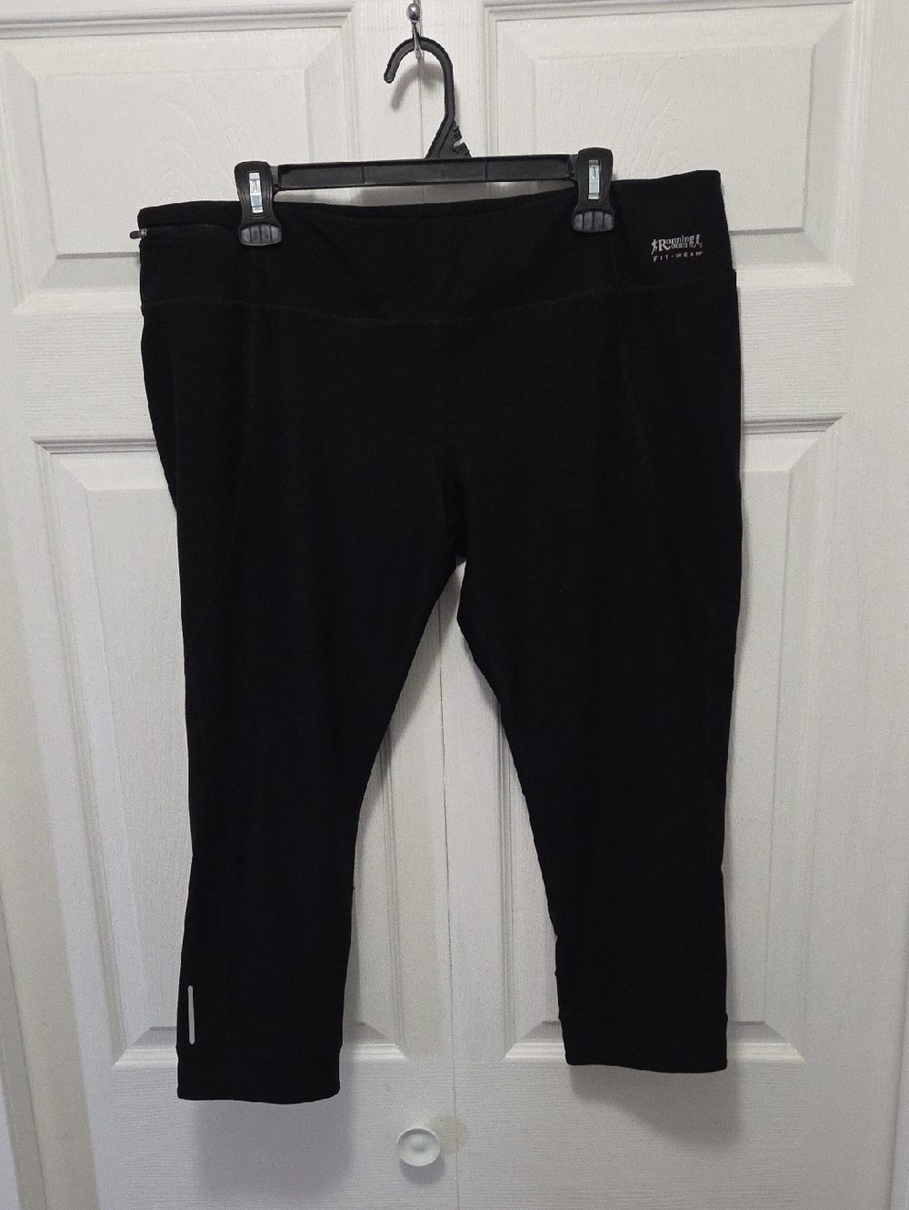Running Room 2xl Athletic Black Capri Leggings with Reflective Accent